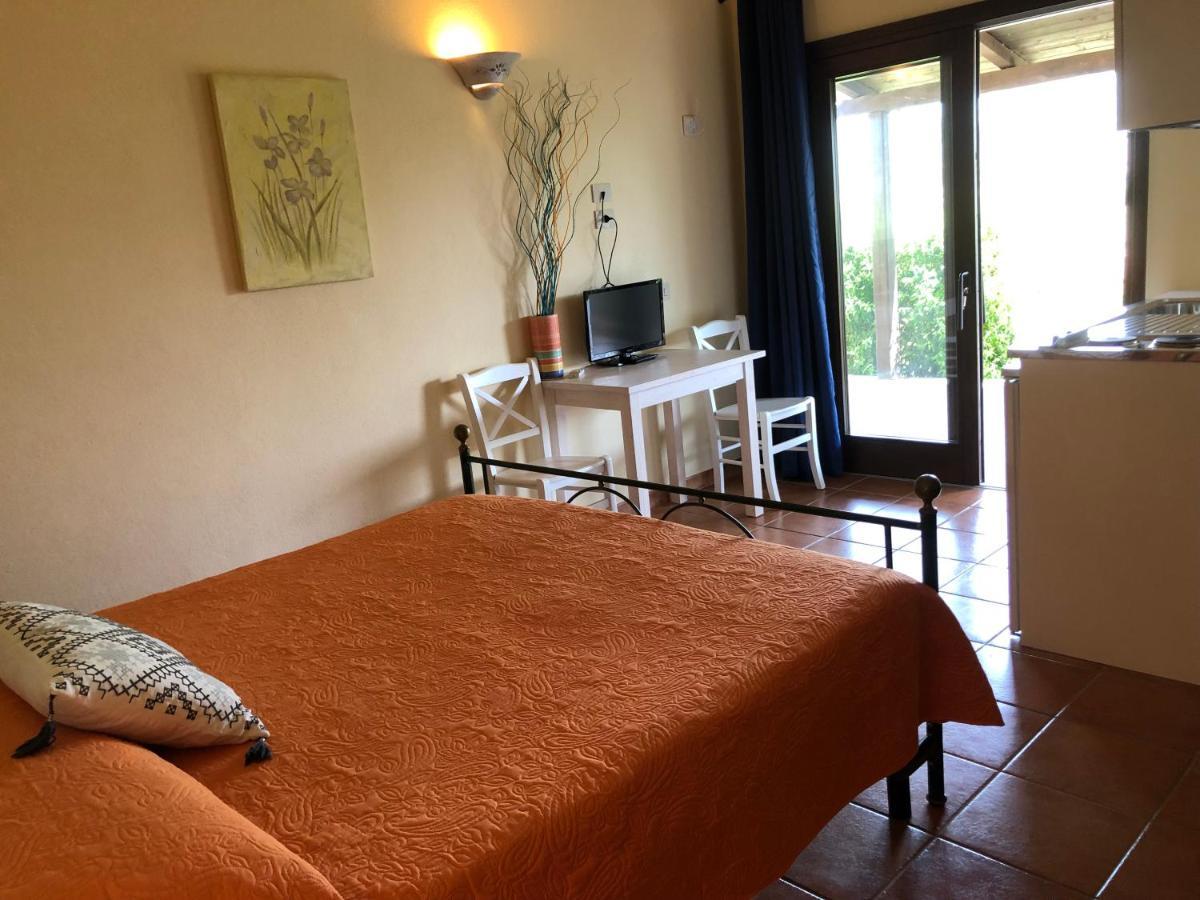 Agriturismo Campesi Casale Tra Le Vigne Aglientu Eksteriør bilde