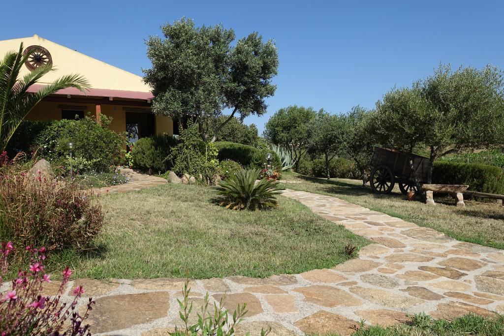Agriturismo Campesi Casale Tra Le Vigne Aglientu Eksteriør bilde