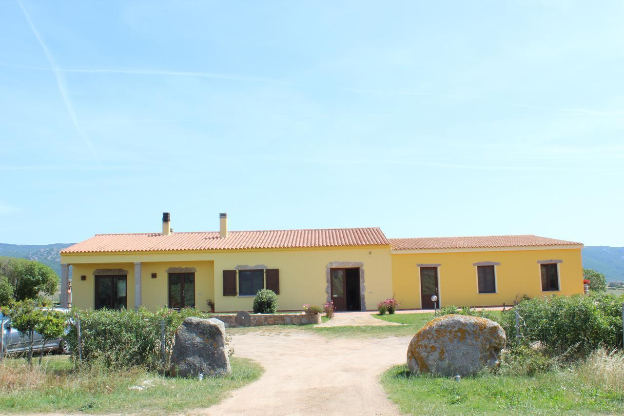 Agriturismo Campesi Casale Tra Le Vigne Aglientu Eksteriør bilde